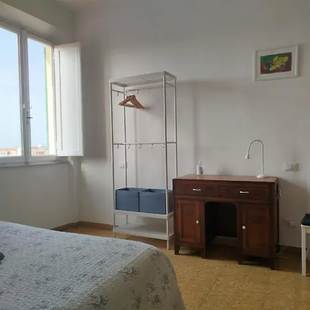 Treehouse - Spacious Private In Near Station & Airport