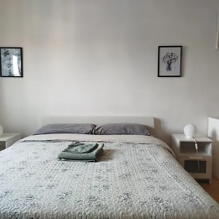 Treehouse - Spacious Private In Near Station & Airport